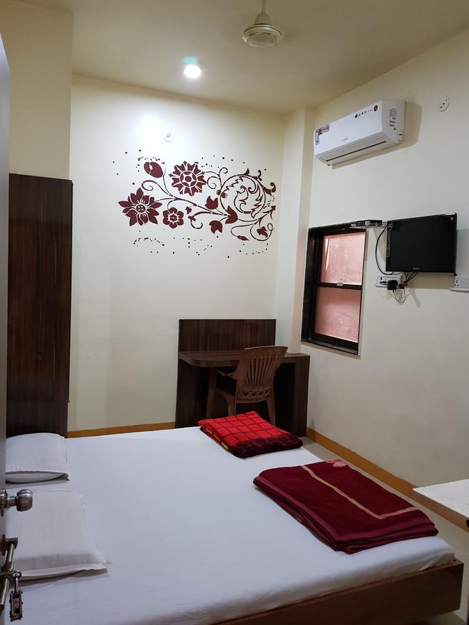 Hotel Shri Radhe Krishna Godarpura Bagian luar foto