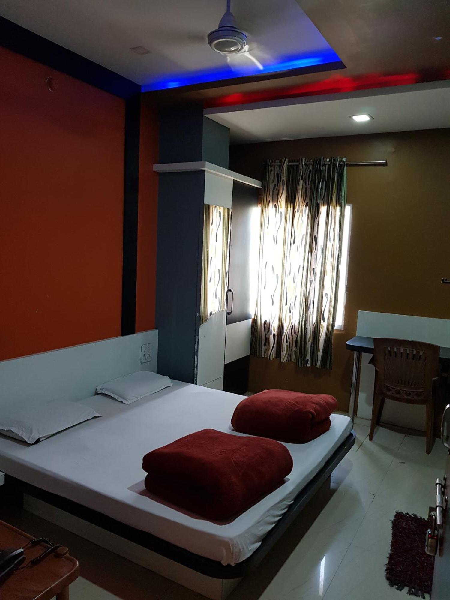 Hotel Shri Radhe Krishna Godarpura Bagian luar foto