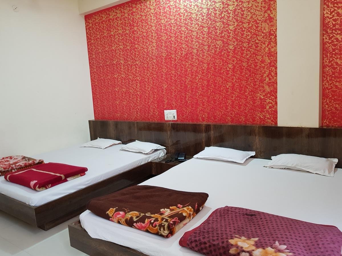 Hotel Shri Radhe Krishna Godarpura Bagian luar foto